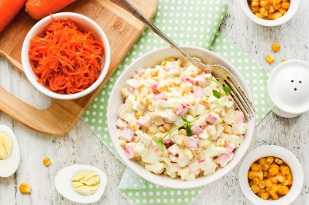 10 оригинальных салатов с кальмарами и крабовыми палочками для праздничного стола12