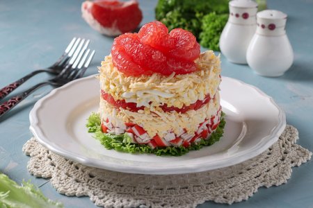 10 оригинальных салатов с кальмарами и крабовыми палочками для праздничного стола3