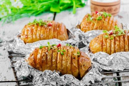 6 аппетитных рецептов картошки с салом в фольге для приготовления на мангале3