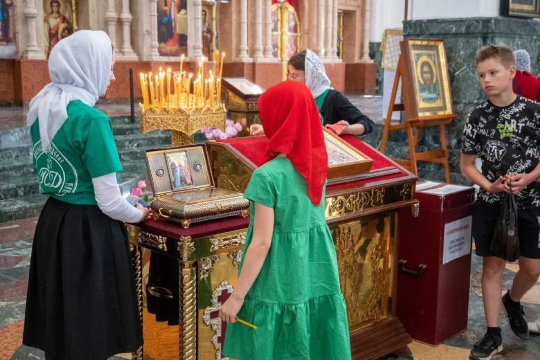 Почему женщинам не рекомендуется посещать церковь в брюках?0